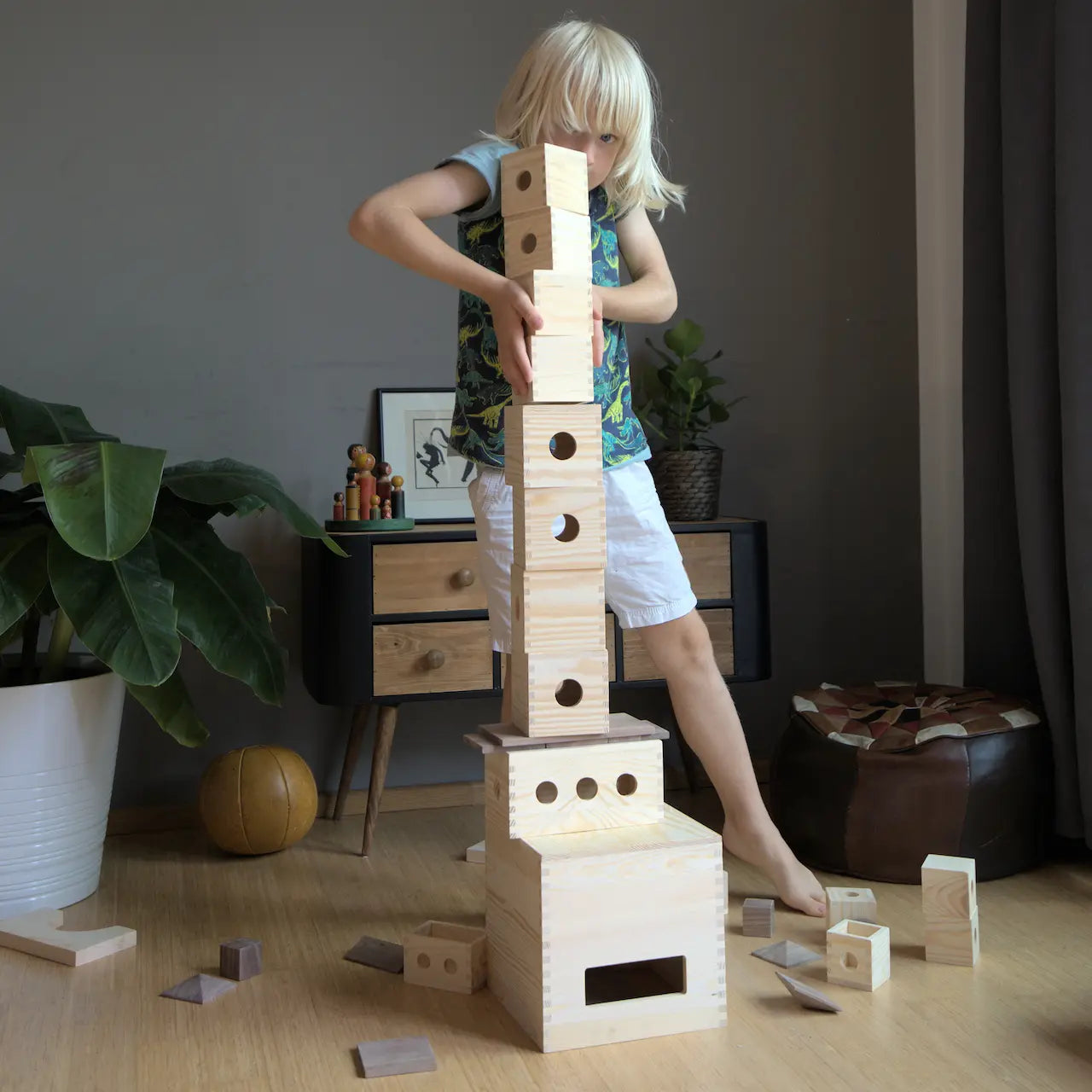 Junge baut einen Turm