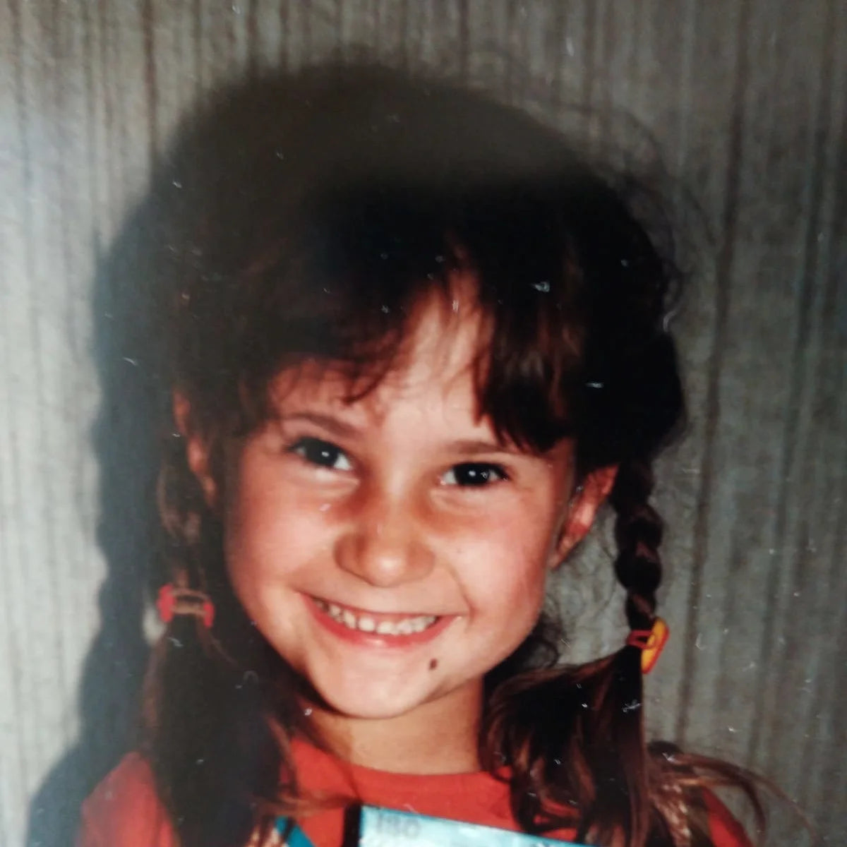 Kinderfoto von Gründerin und Architektin Katharina Matz die glücklich in die Kamera lacht