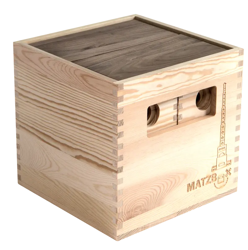 Die Matzbox aufgeräumt als isometrisches Foto mit dem schön sichtbaren natürlichem Kontrast zwischen dem hellen Kiefernholz und dem dunklen Walnussholz