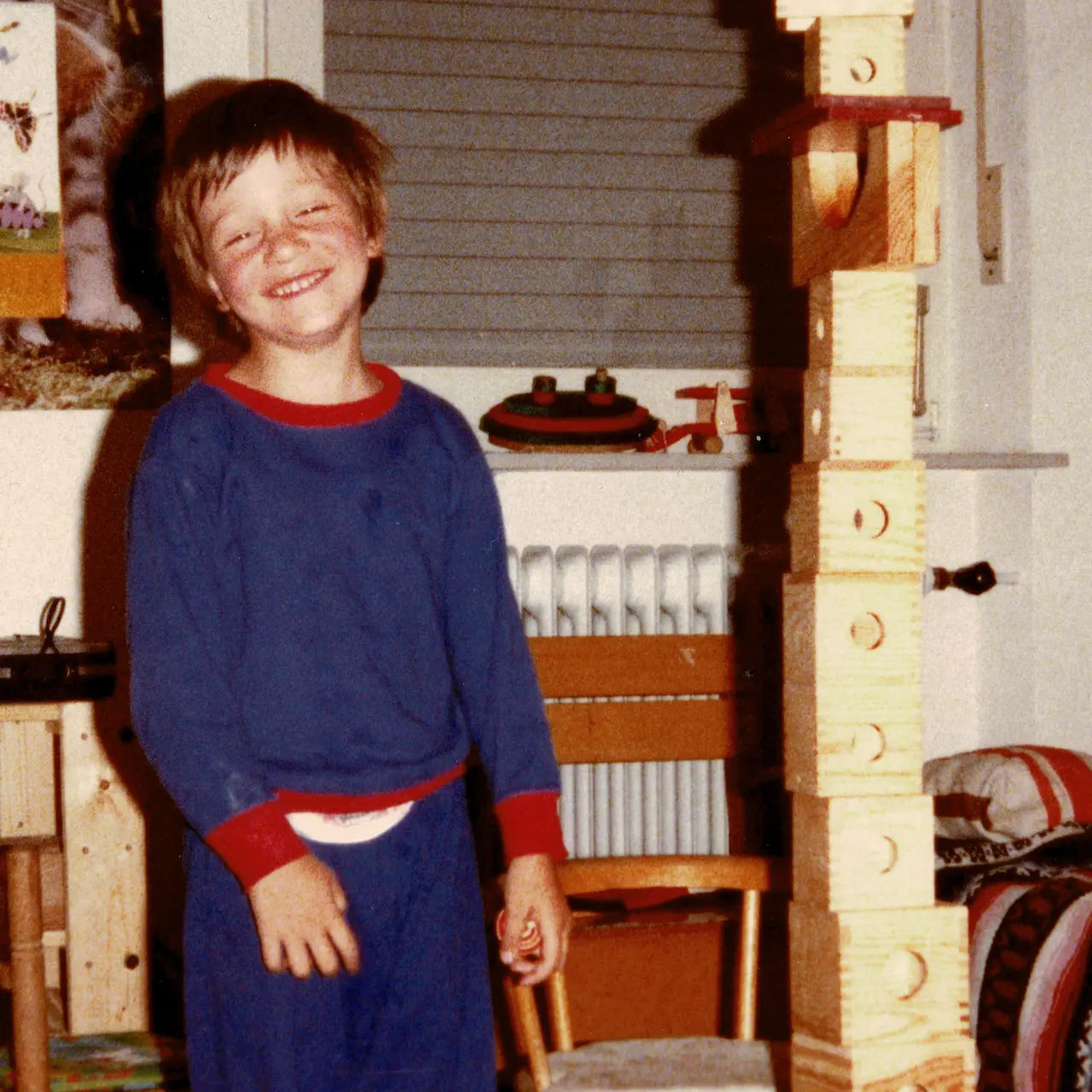 ca. 50 Jahre altes Bild von Gründer Christoph Matz im alter von 3 Jahren der stolz neben seinem Turm aus der Ur-Box, dem Vorläufer der Matzbox, in die Kamera lacht 